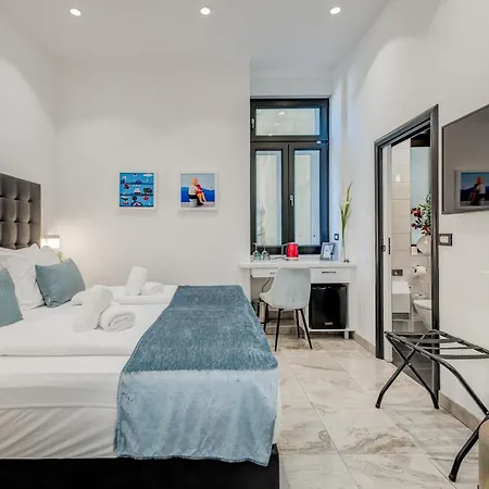 Tango Luxury בית הארחה 4*